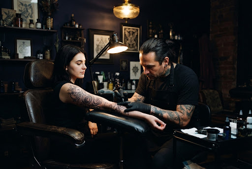 Proceso de tatuaje y atmósfera en Estudio Istari